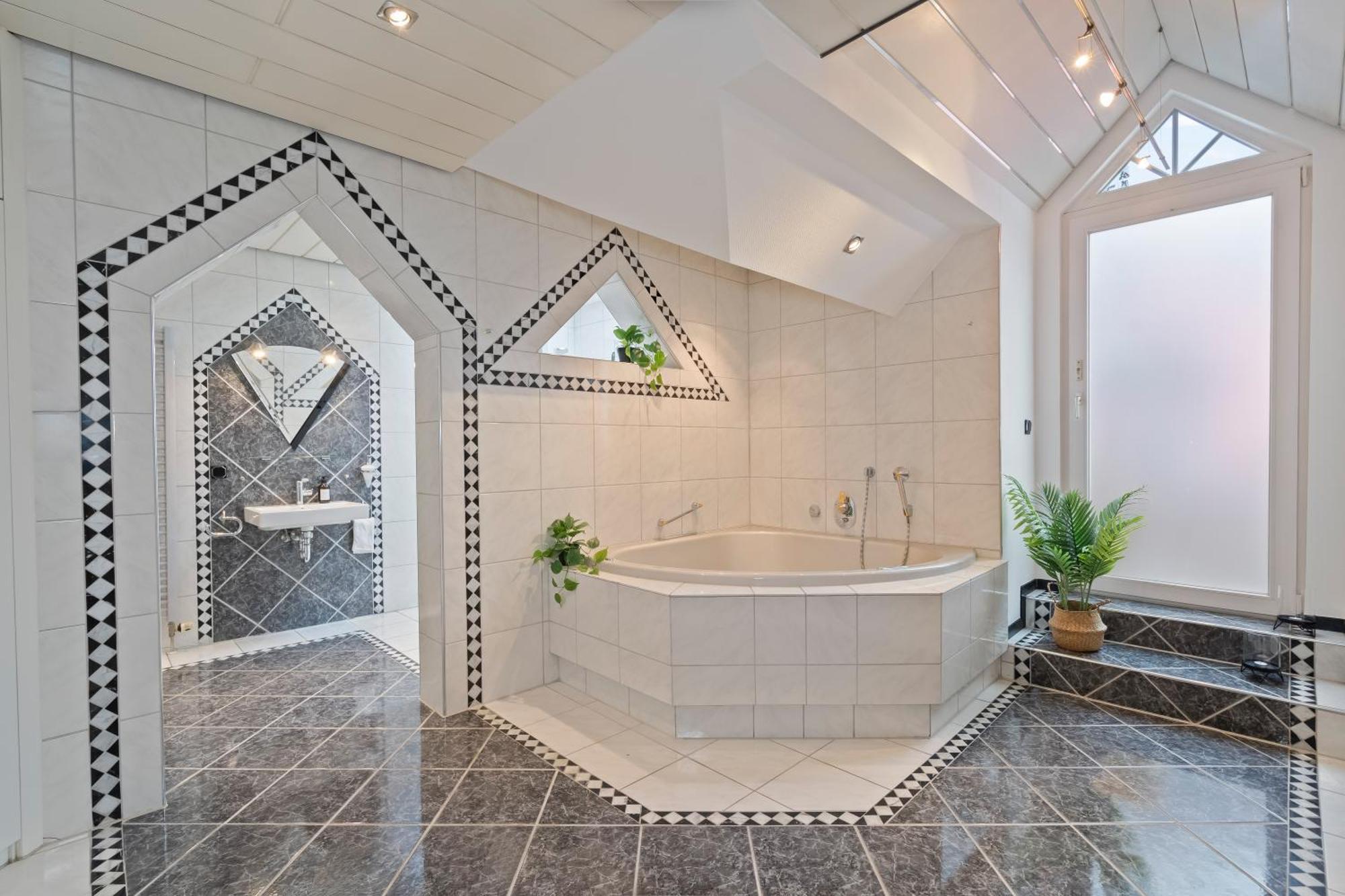 Stadtoase Fulda Mit Flair - Whirlpool, Balkon, 2Xparkplaetze, Highspeed Wlan 외부 사진