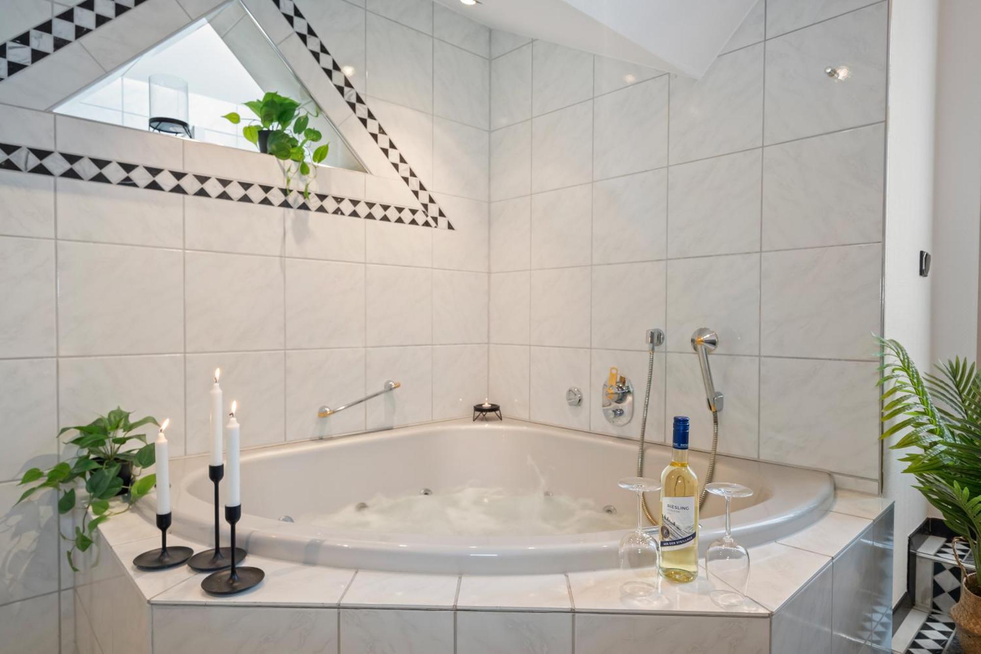 Stadtoase Fulda Mit Flair - Whirlpool, Balkon, 2Xparkplaetze, Highspeed Wlan 외부 사진